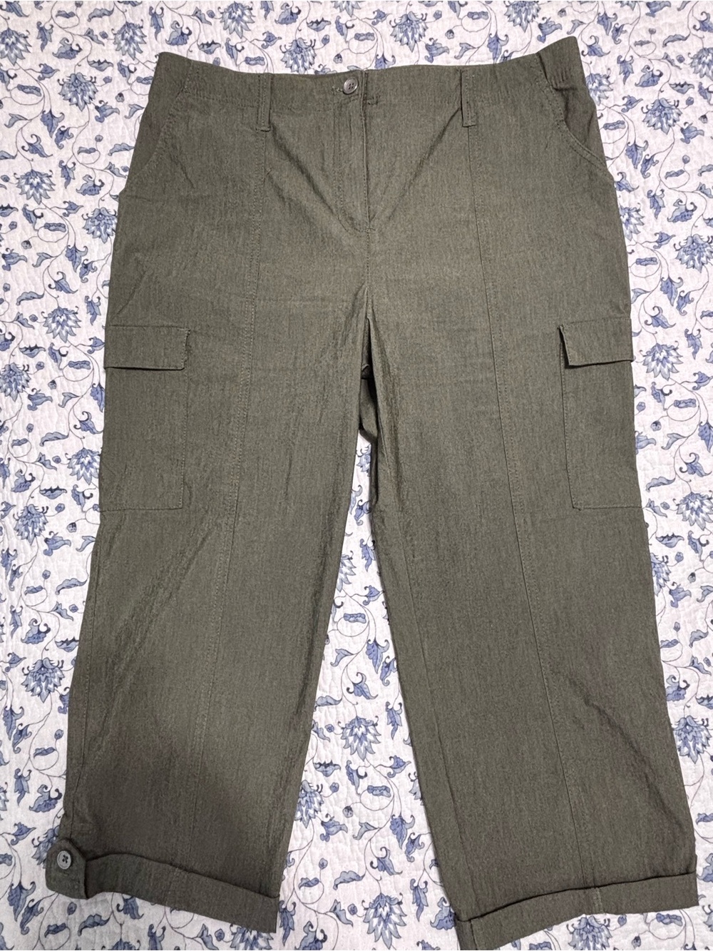 chicos size 1 (Med 8) Olive Green cropped Cargo Pants  Lightweight Utility NEW!